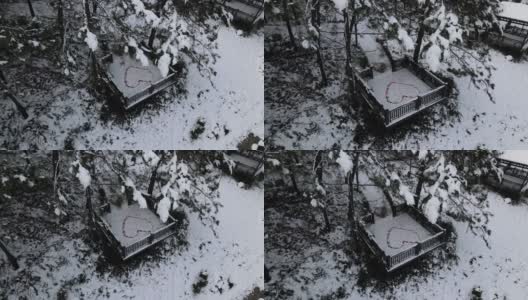 下雪的河流，森林和河流在冬日，空中下雪的河流，心在下雪的天气，心的象征在雪做的情人节高清在线视频素材下载