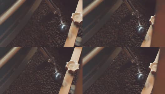 烘烤过的棕色咖啡豆从机器里掉出来高清在线视频素材下载